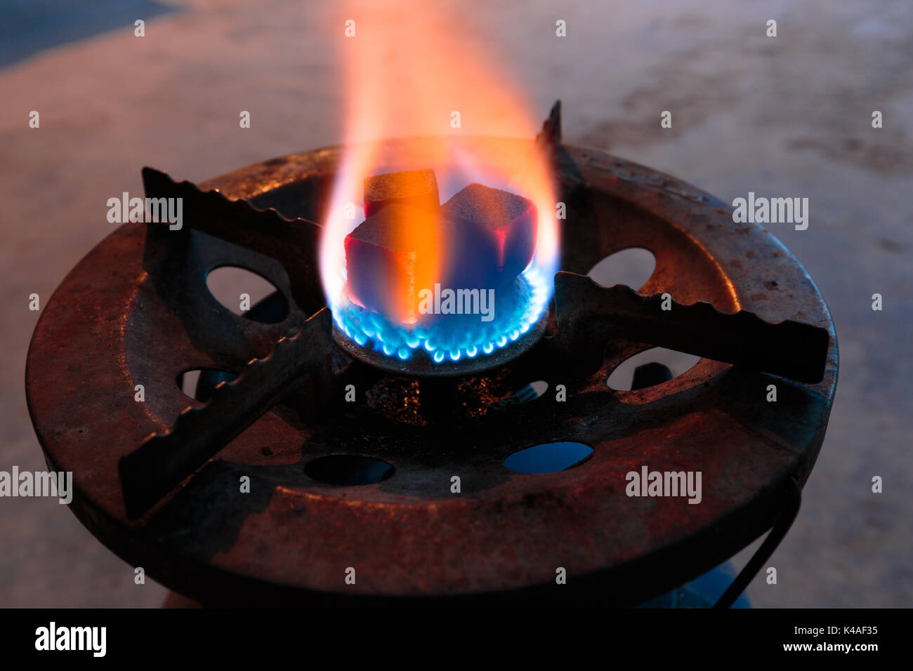 Kohle für Shisha mit einem Gasbrenner Stockfoto