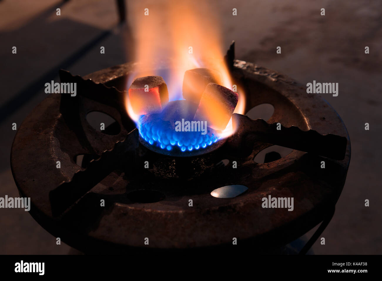Kohle für Shisha mit einem Gasbrenner Stockfoto