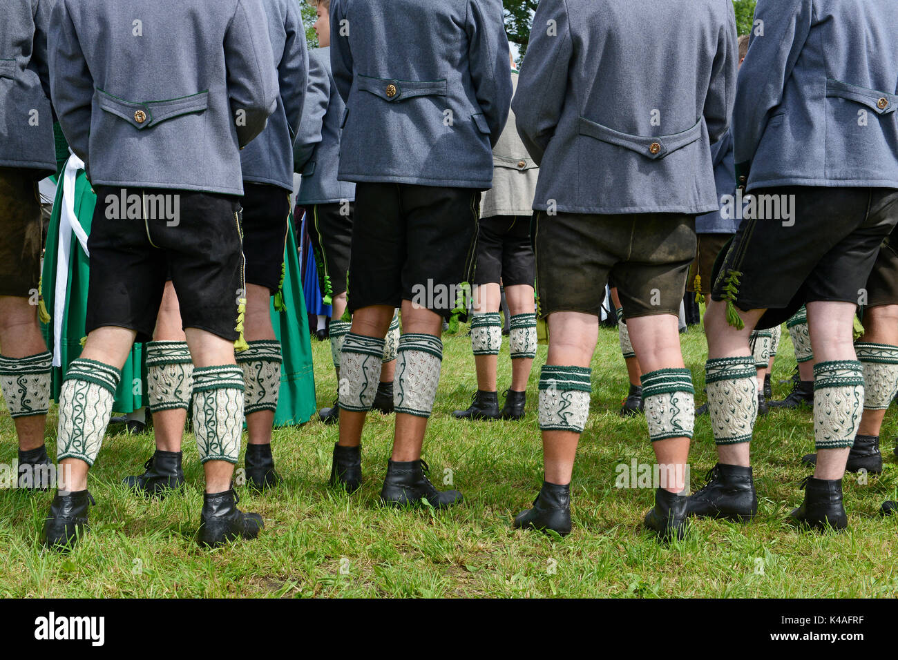 Männer in Lederhosen und traditionellen Loferl, traditionelle Trachtenumzug, Oberland Gaufest in Baiernrain, Oberbayern Stockfoto