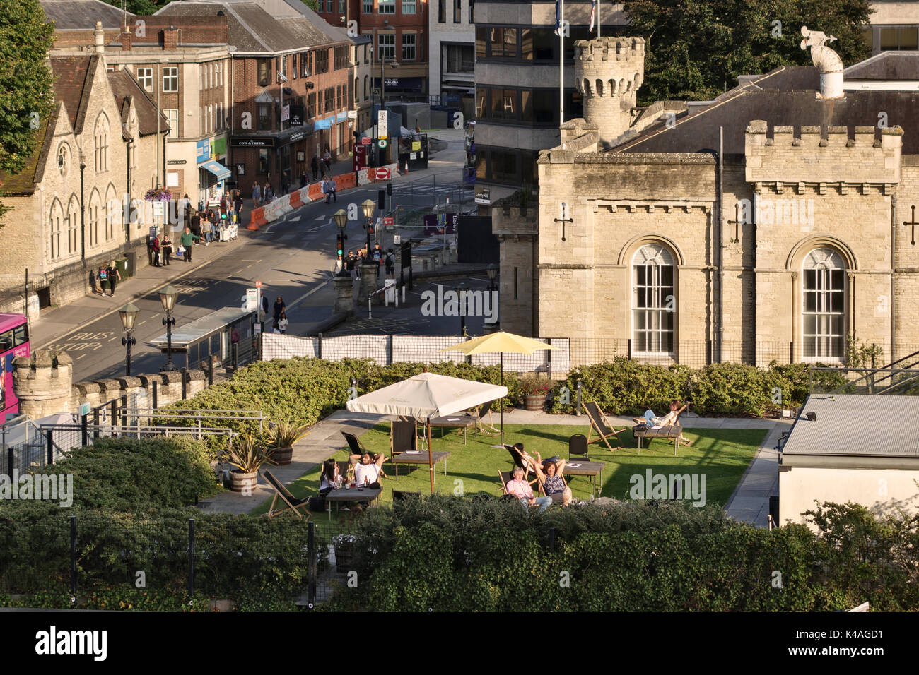 Oxford, UK. Die Dachterrasse der Slug and Lettuce Restaurant und Bar, ein Teil der Sanierung von Oxford Schloss (vom Burghügel aus gesehen) Stockfoto