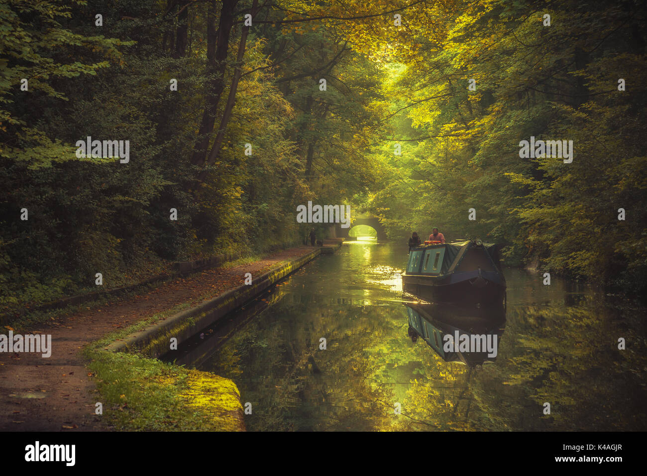 Herbst auf dem Grand Union Canal in Birmingham, Großbritannien, die Menschen auf einem Hausboot auf dem Wasser Stockfoto