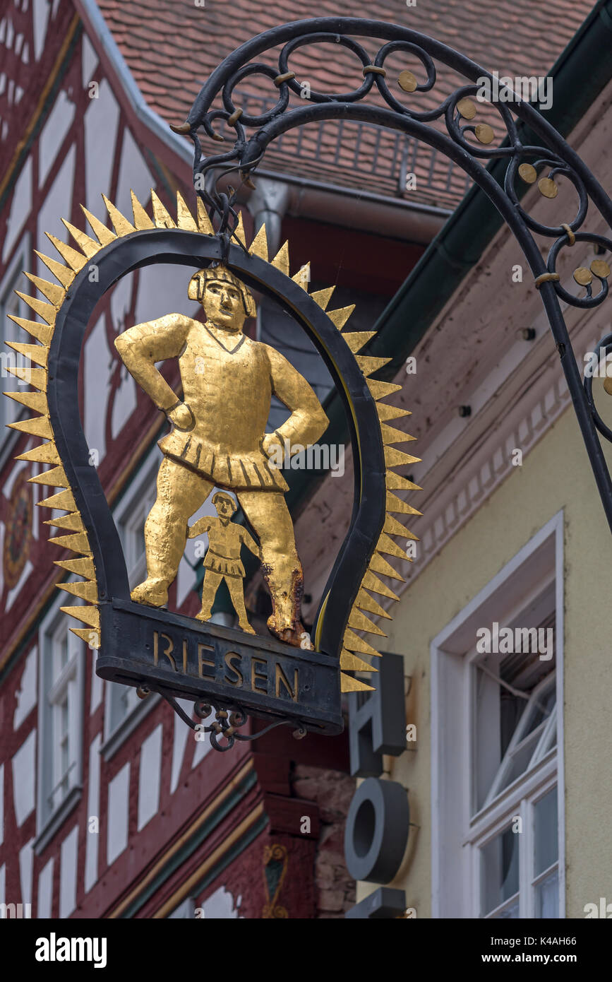 Hängende shop Zeichen der Gasthof Zum Riesen, Seligenstadt, Hessen, Deutschland Stockfoto