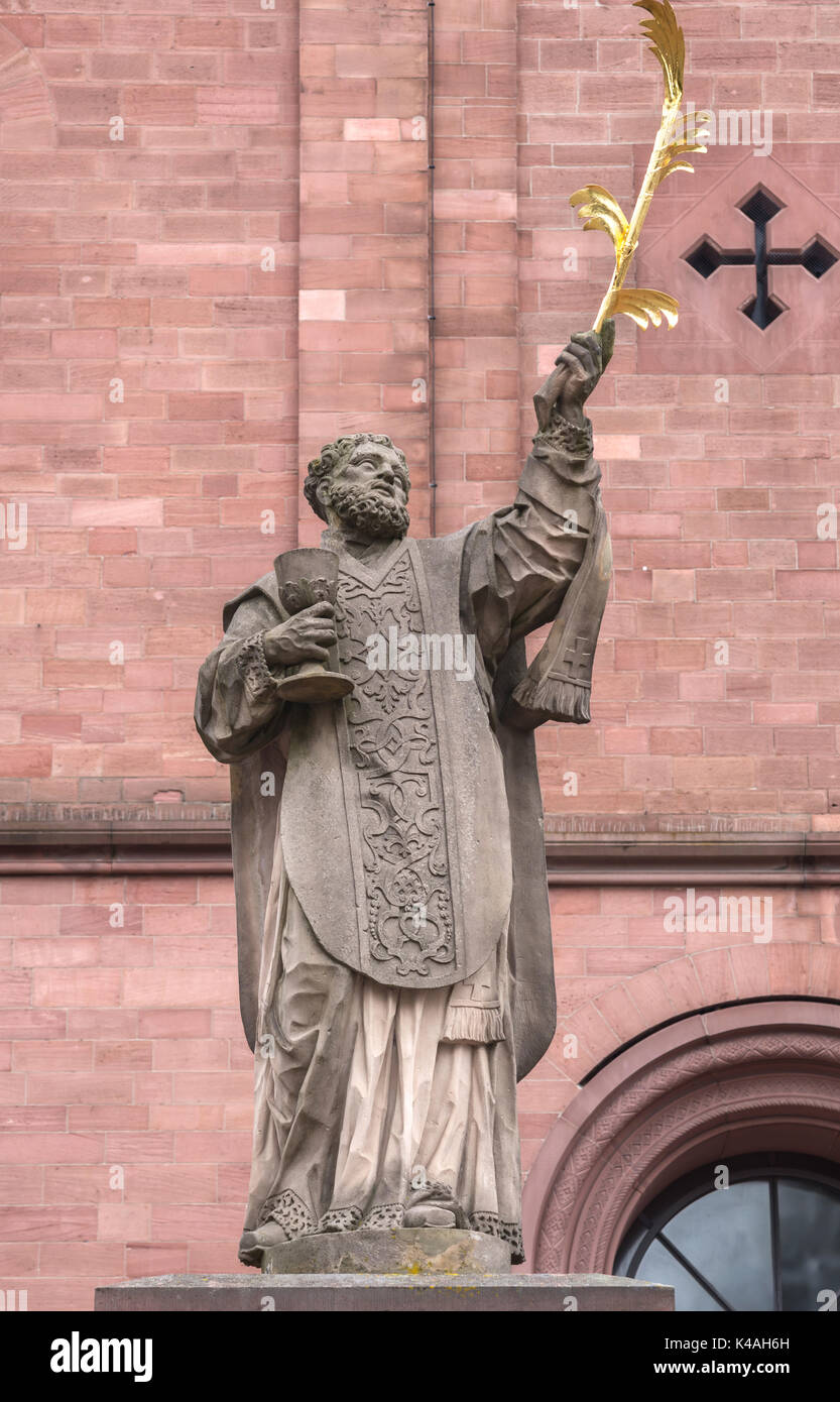 Barocke Statue des Hl. Marcellinus vor Einhardbasilika, Seligenstadt