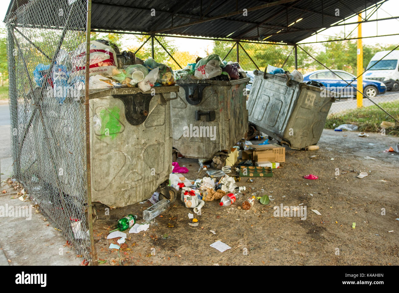 Sieben große weiße Plastik Säcke Müll hängen an Geländer, Warten auf  Sammlung auf einer modernen Wohnanlage Stockfotografie - Alamy