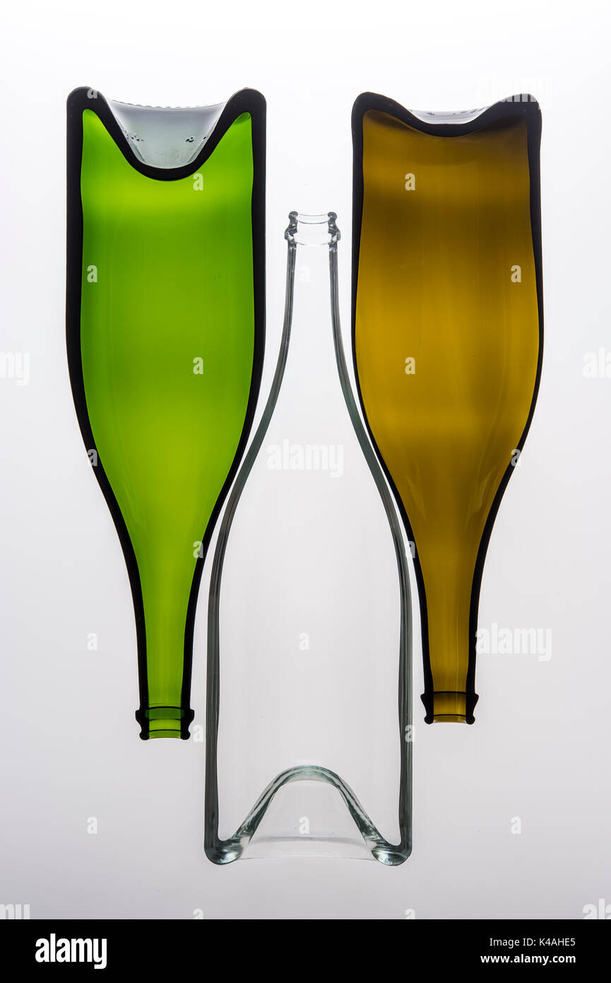 Flaschen recycelt, offene Weine Flaschen schneiden, verschiedene Farben und Größen, Deutschland Stockfoto