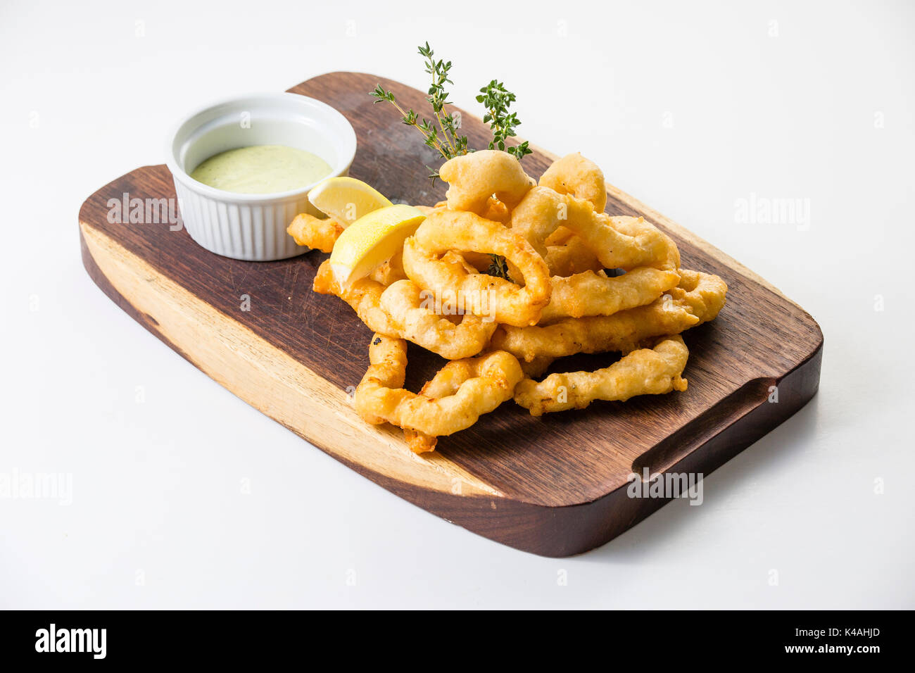 Frittierte Tintenfischringe Mit Krautern Und Knoblauch Sauce Stockfotografie Alamy