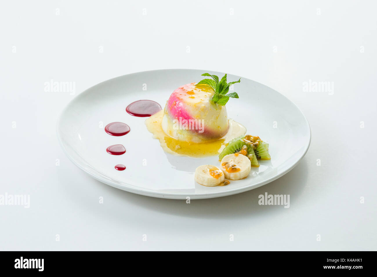 Italienische Panna cotta mit Fruchtsauce Stockfoto