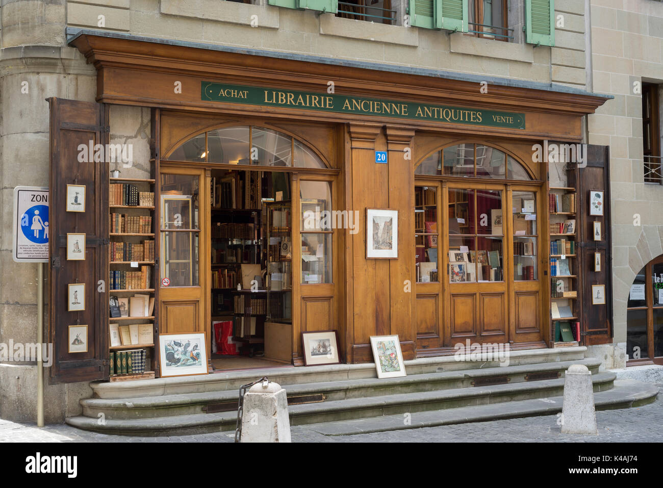 Second Hand Buchladen mit Holzfassade, Grand Rue, Altstadt, Genf, Schweiz Stockfoto