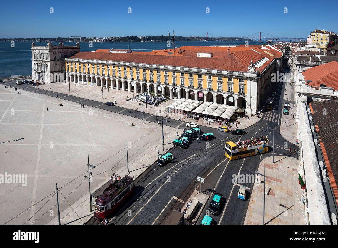 Blick vom Triumphbogen der Rua Augusta, Arco da Rua Augusta, zum Handelsplatz, Praça do Comercio, Baixa Viertel Stockfoto