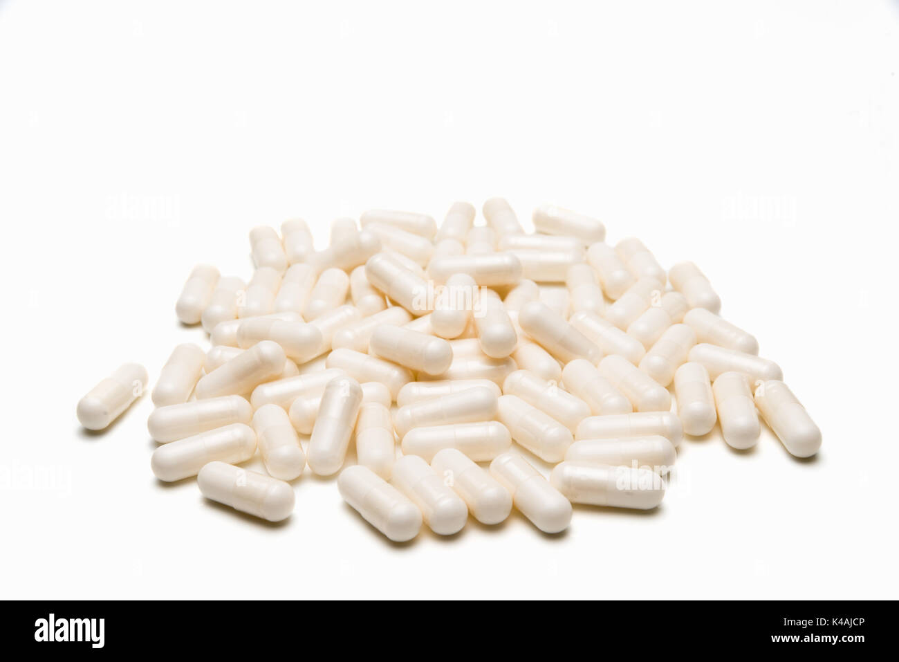 Pillen Kapseln isoliert auf weißem Hintergrund Stockfoto