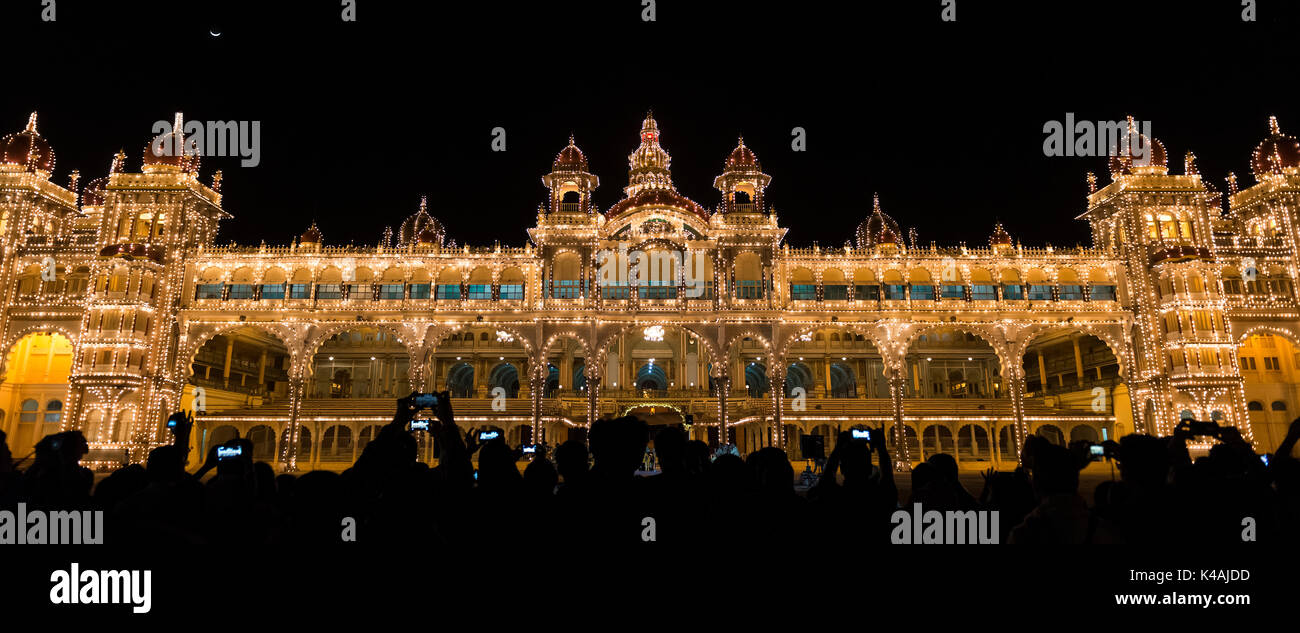 Maharaja Palace Amba Vilas, bei Nacht beleuchtet, Mysuru, Karnataka, Indien Stockfoto