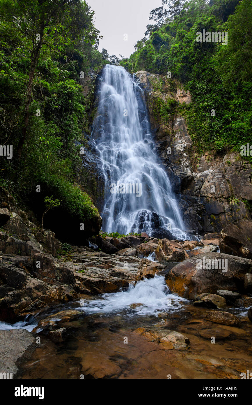 Natürlichen Hintergrund Wasserfall bunte Blätter Wasserfall Thailand tropisch, Nationalpark Khao Nan Sunanta Wasserfall Nakhon Si Thammarat Thailand. Stockfoto