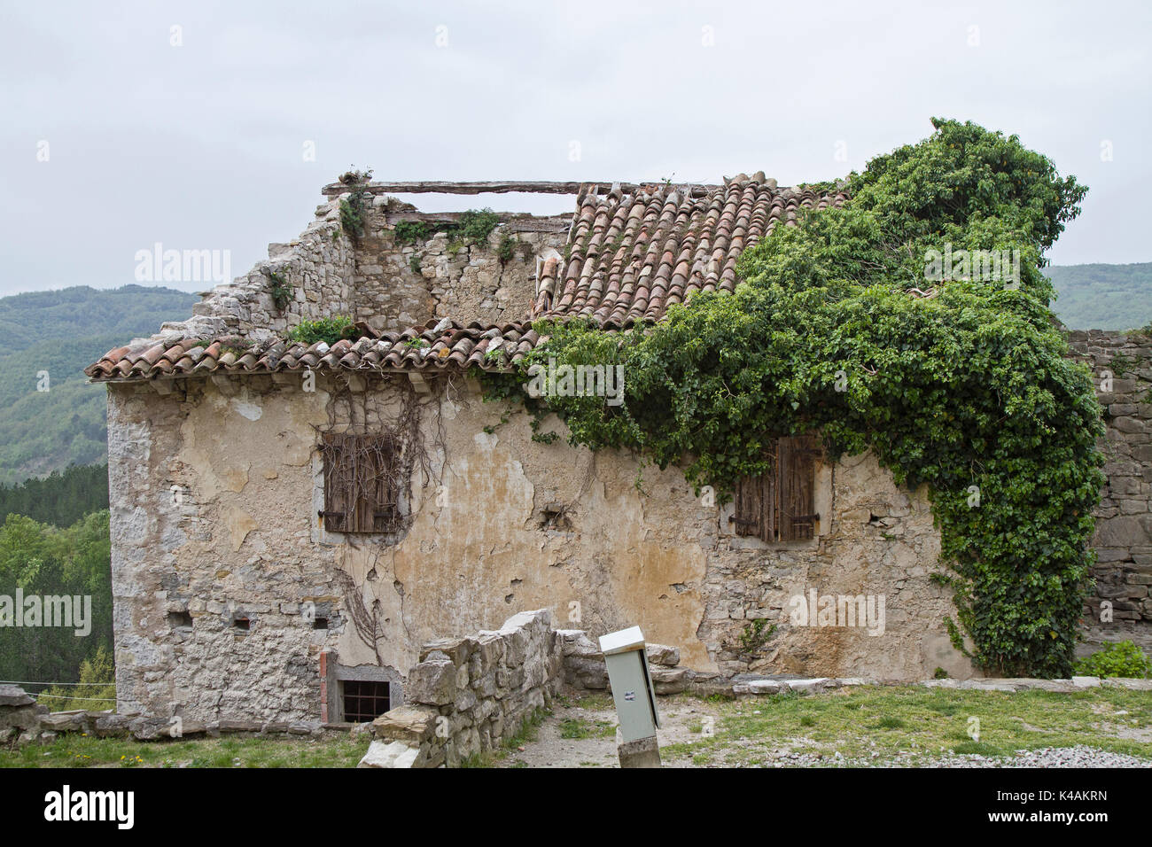 Darf Man Ein Denkmalgeschütztes Haus Verfallen Lassen Verfallen verfallen -Fotos und -Bildmaterial in hoher Auflösung – Alamy