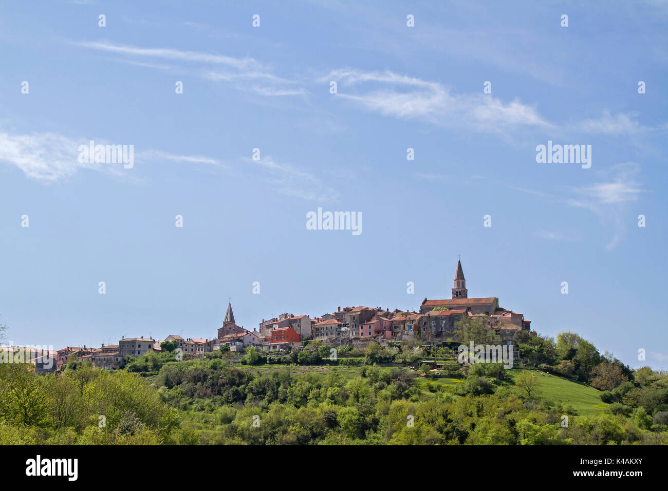 Idyllische kleine Stadt auf einem Hügel hoch über dem Mirnatal Stockfoto