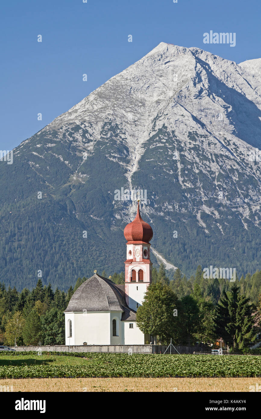 Die Kirche, das Symbol des malerischen Tiroler Dorfes Leutasch Stockfoto