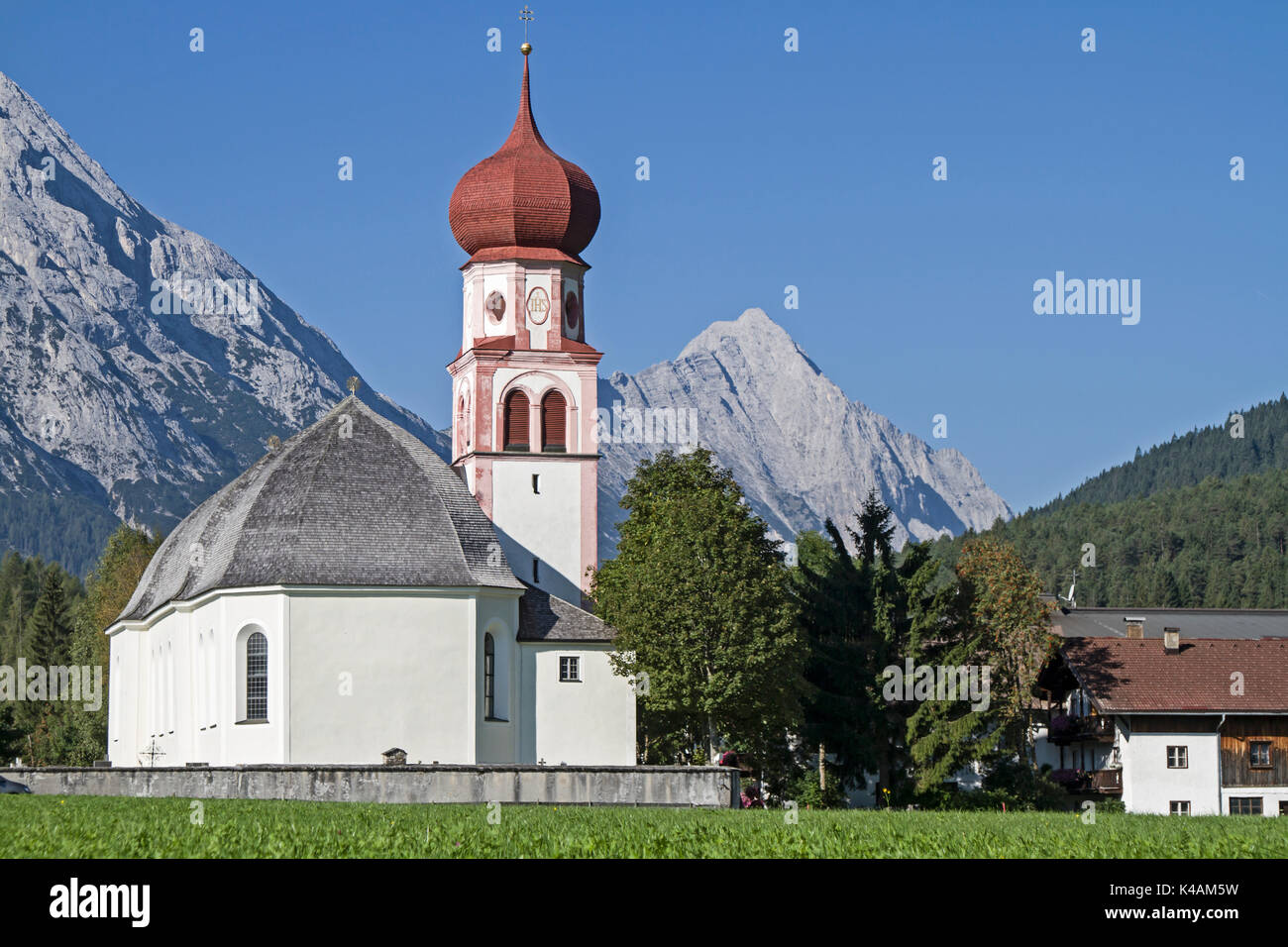 Die Kirche, das Symbol des malerischen Tiroler Dorfes Leutasch Stockfoto