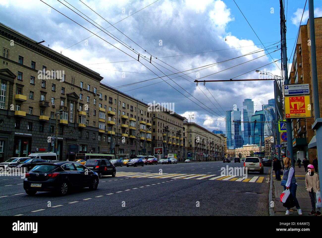 Bolshaya Dorogomilovskaya Straße in Moskau im Frühjahr, der Bereich der Kiewer Bahnhof Stockfoto