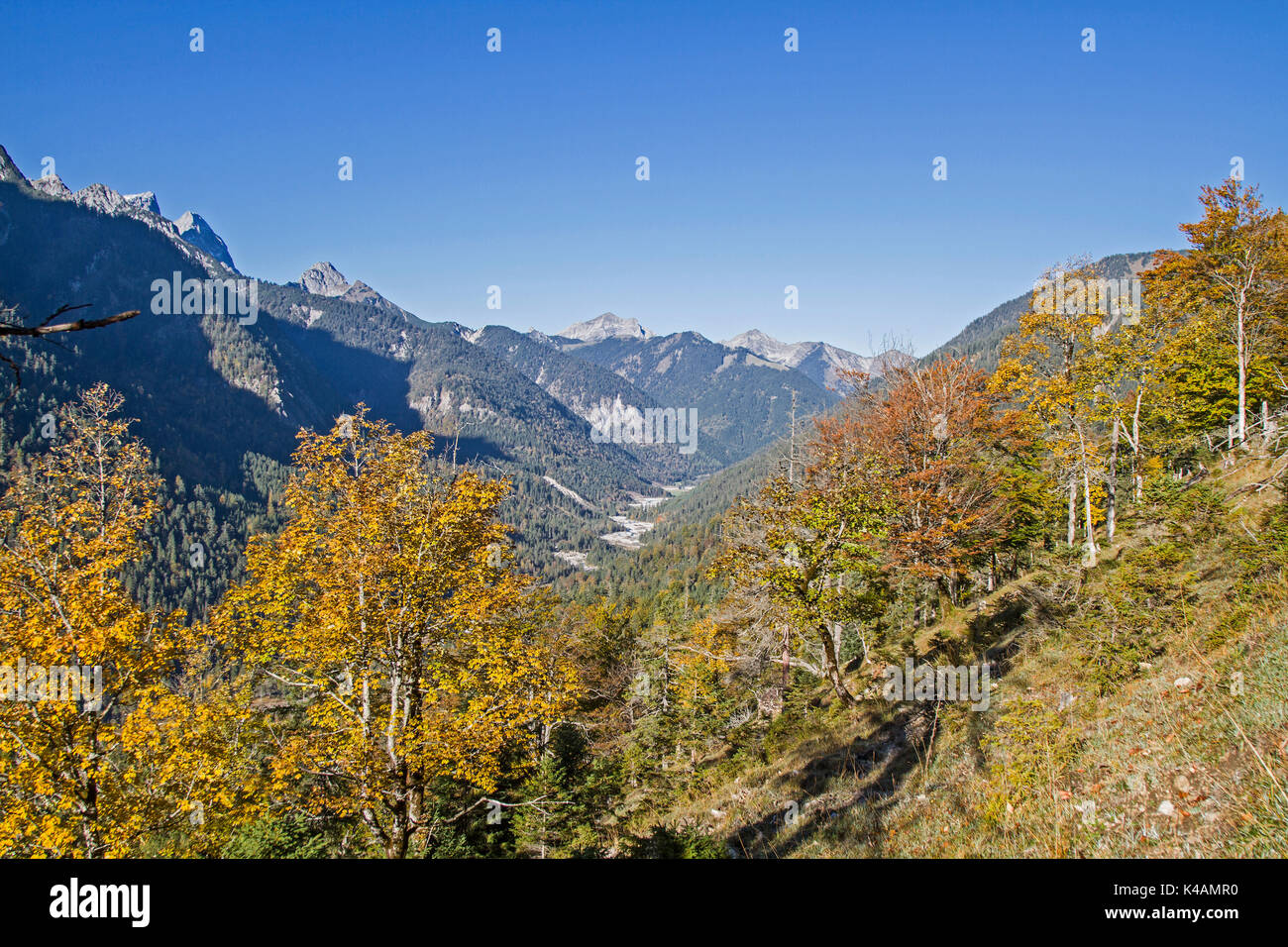 Risser Tal mit soiern Berge im Herbst Stockfoto