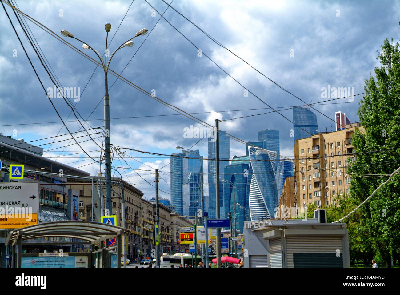 Bolshaya Dorogomilovskaya Straße in Moskau im Frühjahr, der Bereich der Kiewer Bahnhof Stockfoto