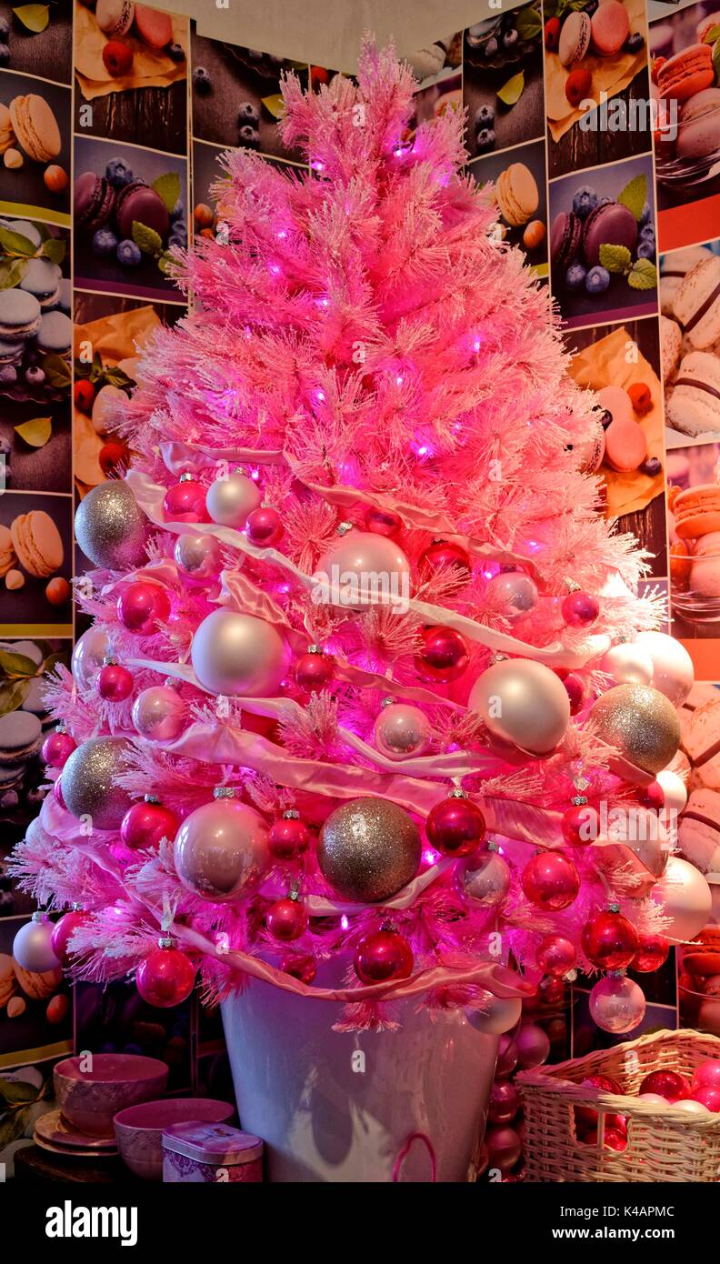 Künstlicher Weihnachtsbaum im eleganten Rosa Stockfoto