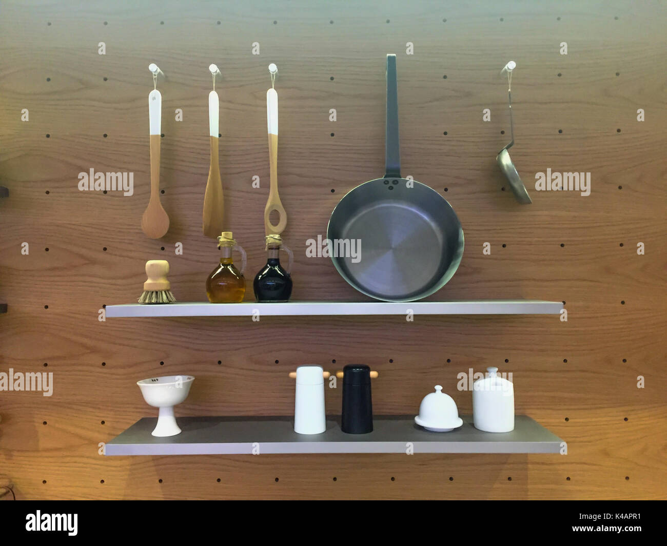 Küchengeräte auf Wand und Regal, nette Innenausstattung aus Holz Design Hintergrund Stockfoto