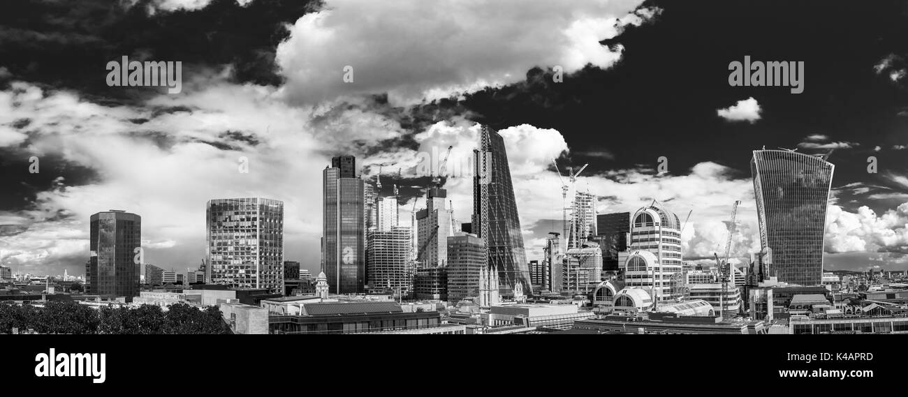 Panoramablick auf die Stadt London EC3 einschließlich der Walkie Talkie, Cheesegrater, Turm 42 und Börse Turm Wolkenkratzer und neue Konstruktion Stockfoto