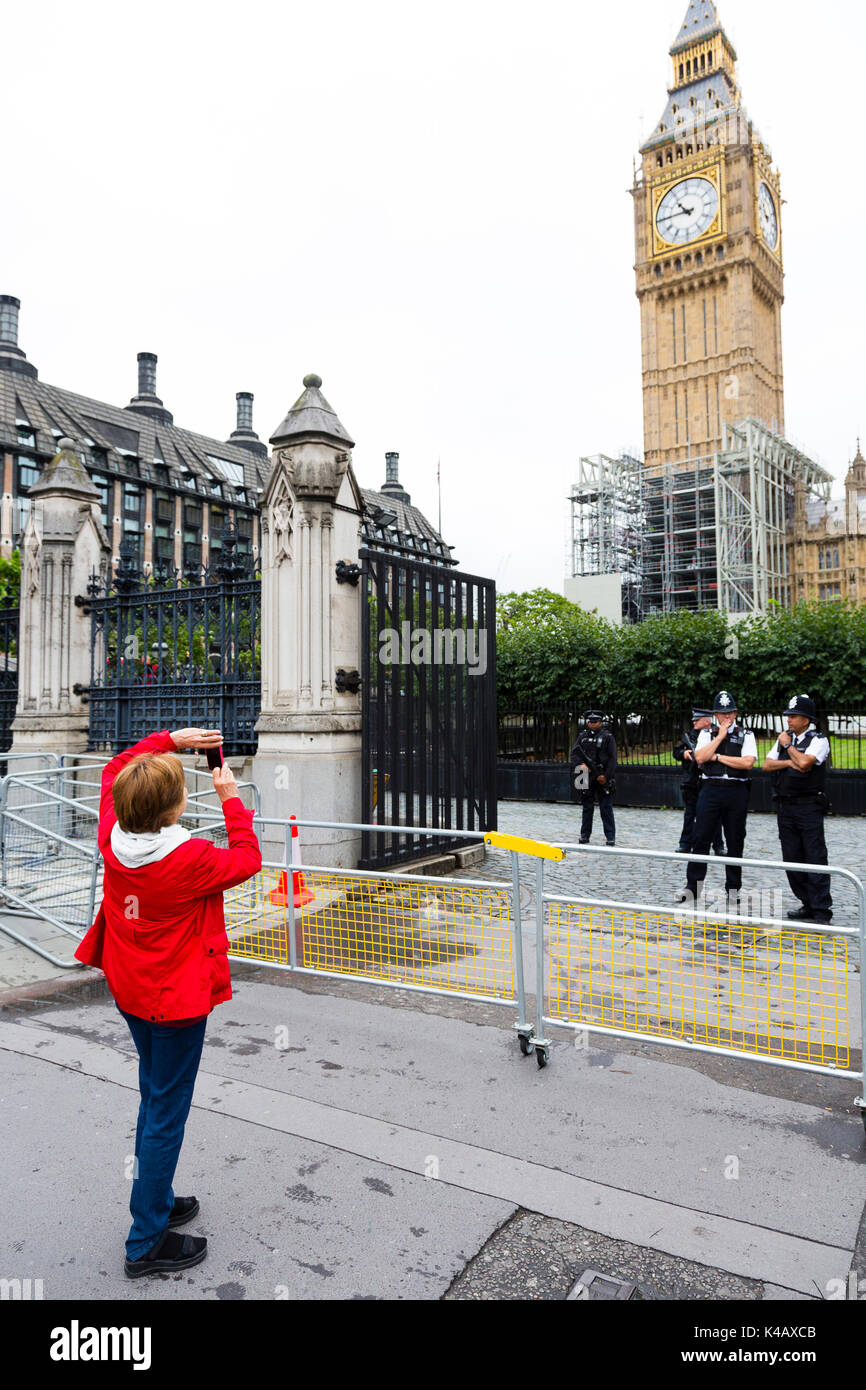 London, Großbritannien. Ein Tourist in einem roten Mantel hält zu fotografieren, Big Ben. Stockfoto