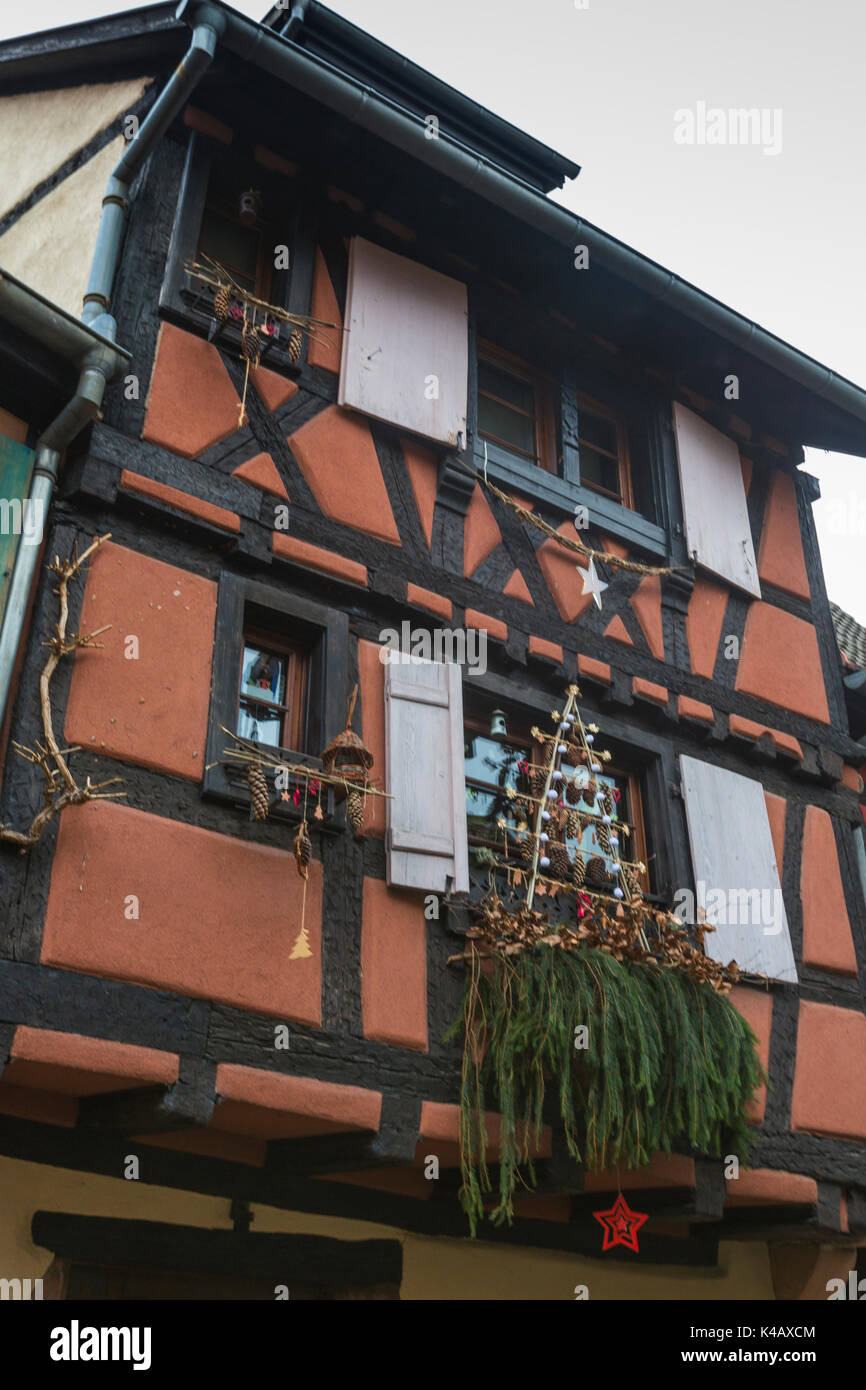 Ein typisches Haus der mittelalterlichen Altstadt bereichert durch Weihnachtsschmuck Abteilung Kaysersberg Haut-Rhin Elsass Frankreich Europa Stockfoto
