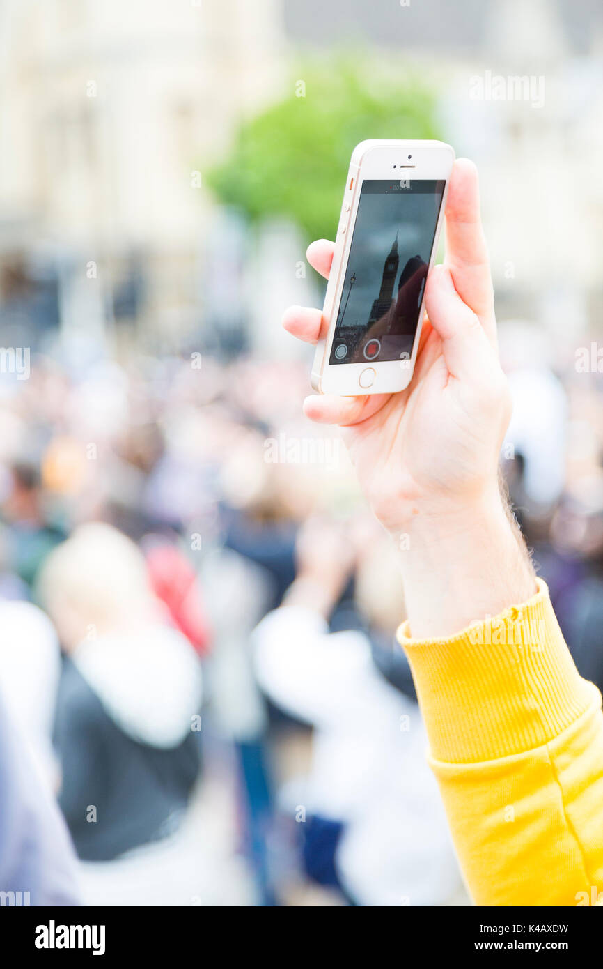 London, Großbritannien. Eine Person nimmt ein Foto mit einem iPhone als Big Ben klingt seine endgültige Bongs für vier Jahre. Stockfoto