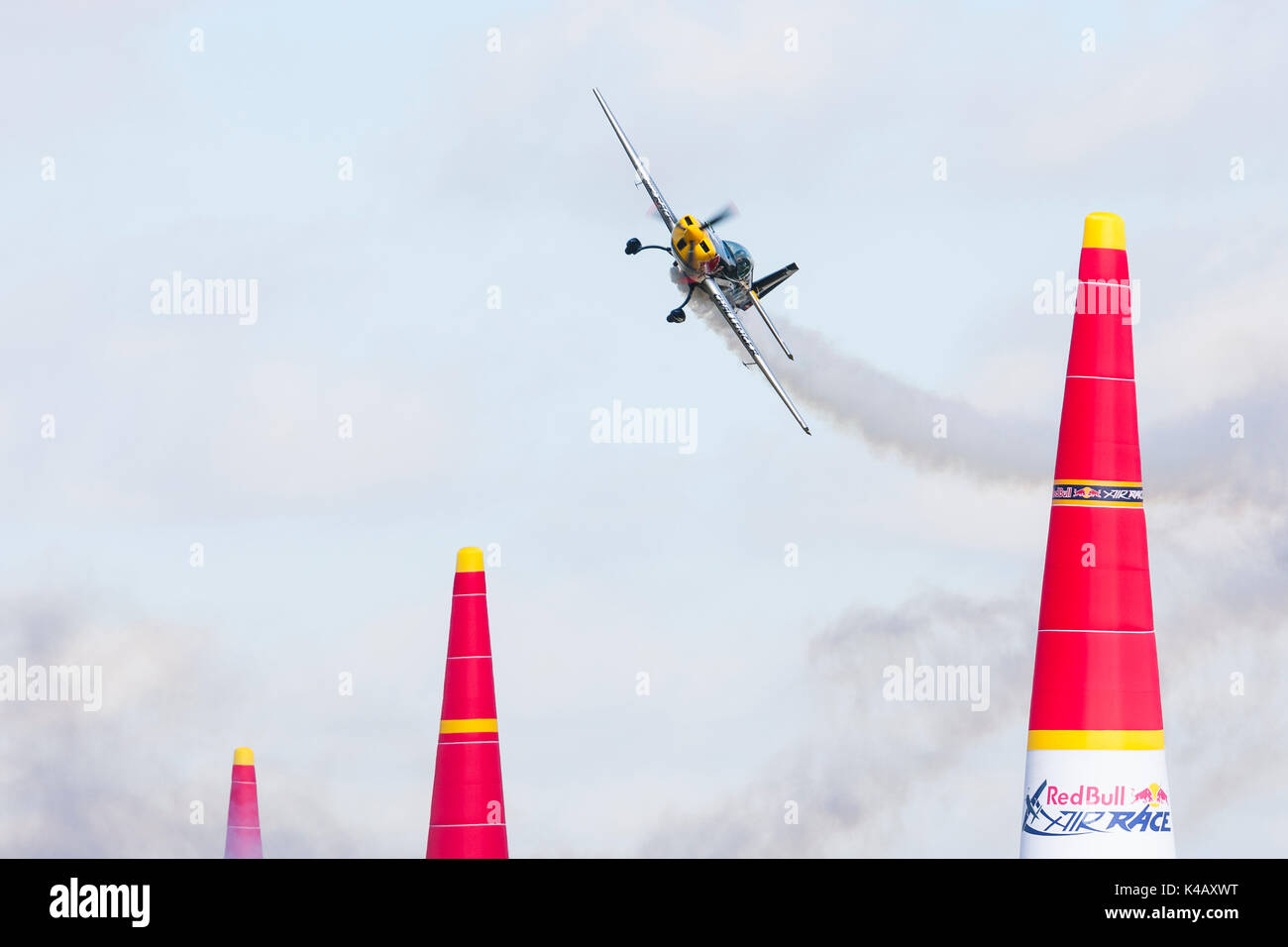 Ascot, Berkshire, Großbritannien. High-octane Action über Ascot Race Course an Tag eins der Red Bull Air Race. Stockfoto
