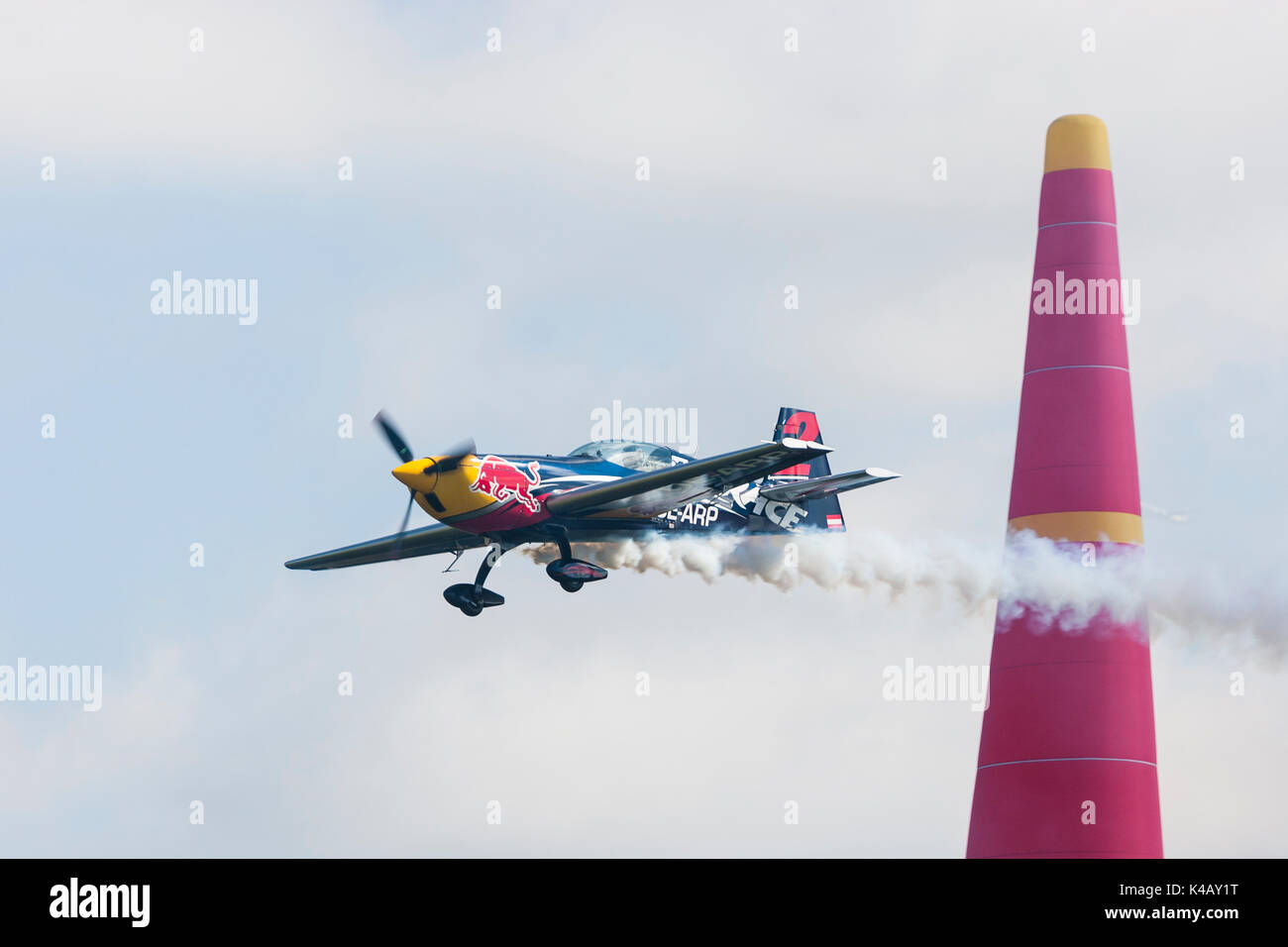 Ascot, Berkshire, Großbritannien. High-octane Action über Ascot Race Course an Tag eins der Red Bull Air Race. Stockfoto