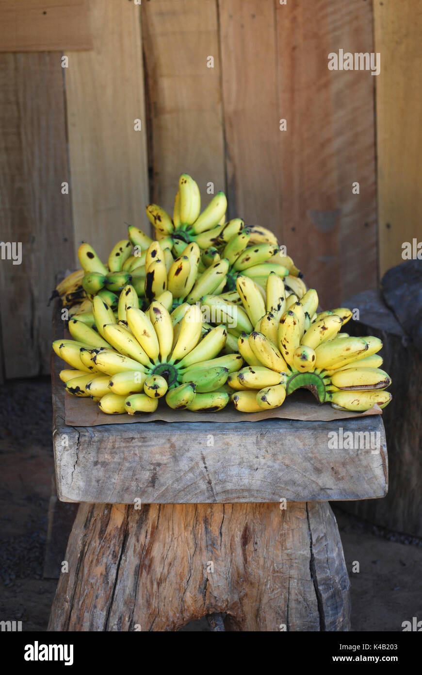 Bananen auf rustikalem Tisch, Cabo Corrientes, Mexiko Stockfoto