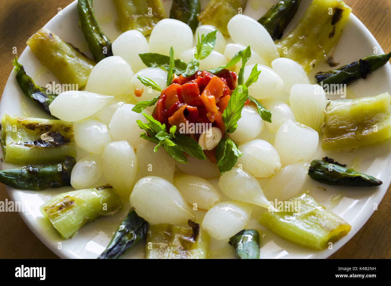 Salat Sorten auf hölzernen Tisch Stockfoto