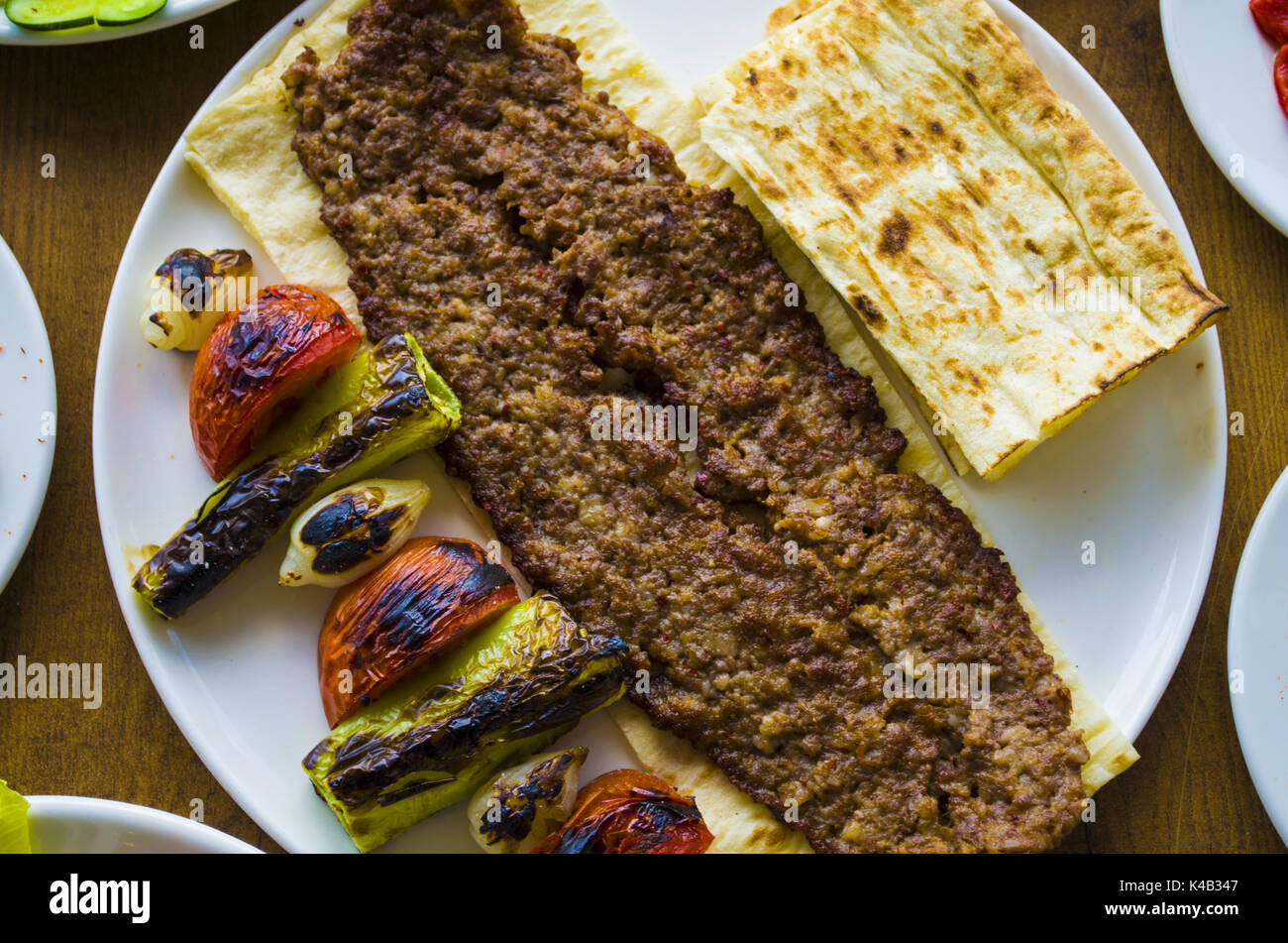 Kabab plate -Fotos und -Bildmaterial in hoher Auflösung – Alamy