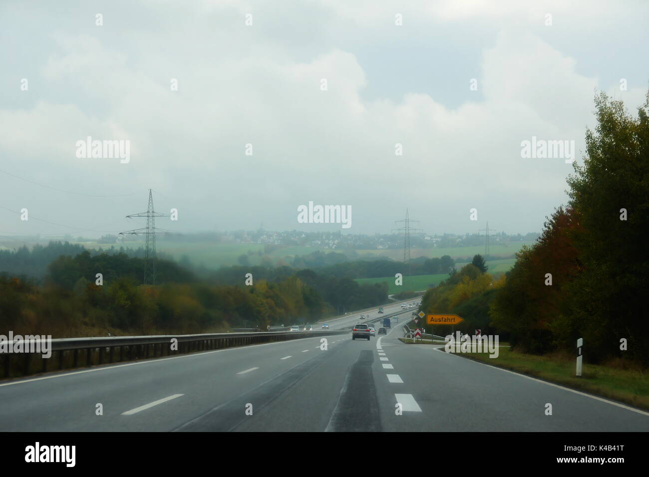 B 50 bei Kirchberg im Hunsrƒck bei Regenwetter Stockfoto