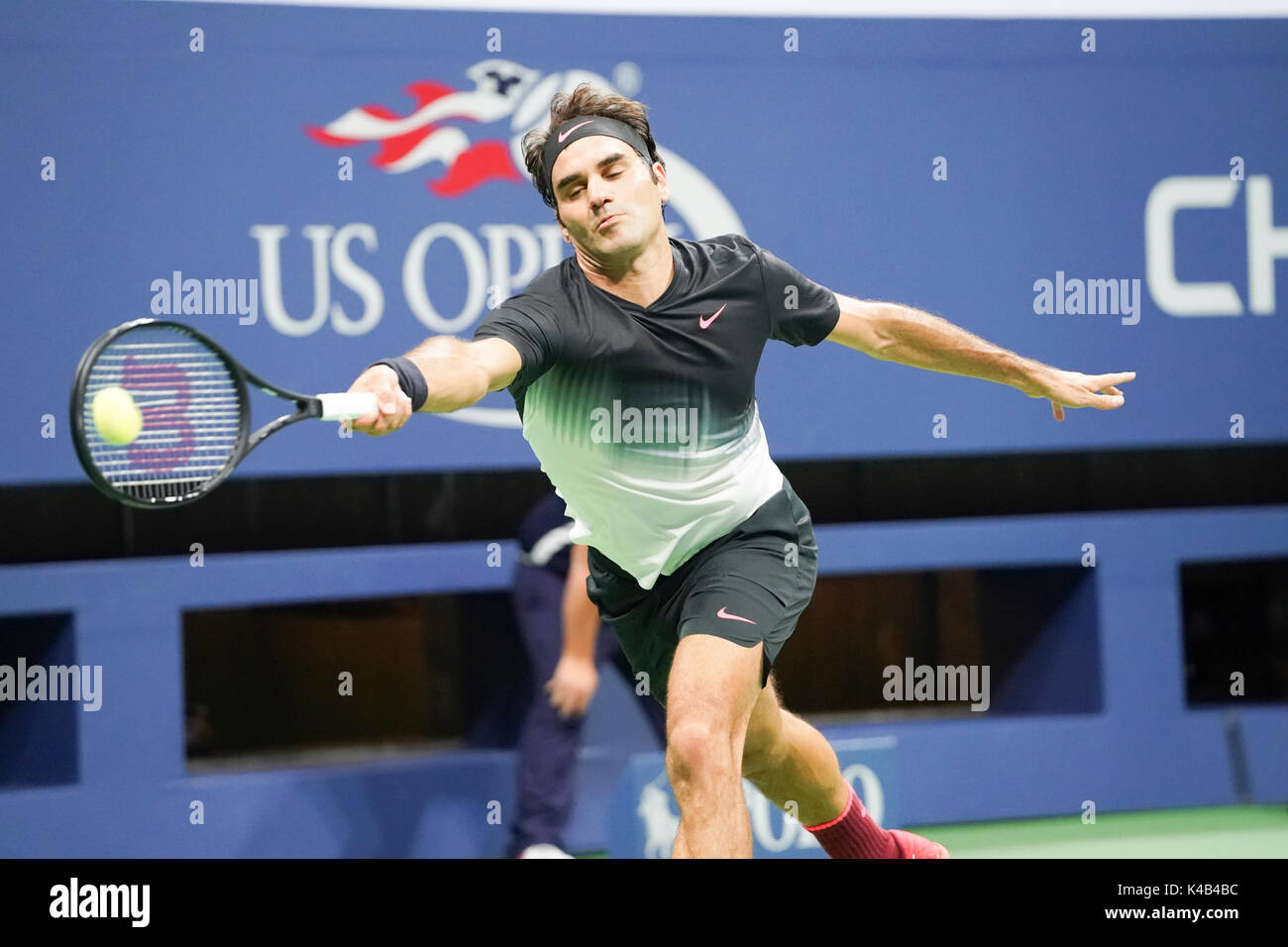 New York, NY, USA - September 4, 2017: Roger Federer aus der Schweiz Versandkosten Kugel während der Match gegen Philipp Kohlschreiber Deutschlands bei uns Offene Meisterschaften an Billie Jean King National Tennis Center Stockfoto