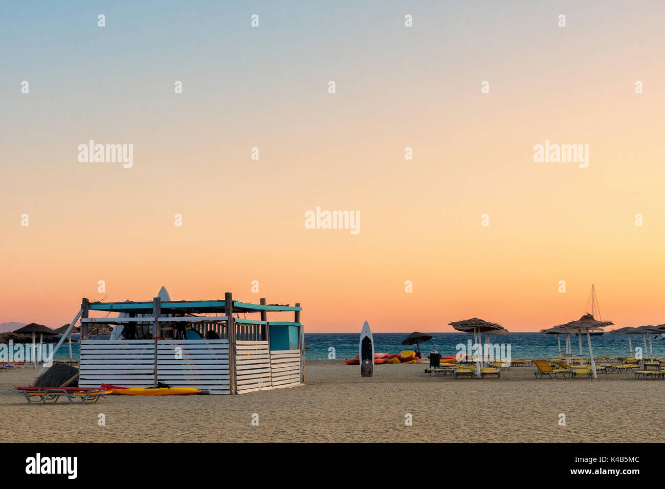 Ende der Sommerferien, eine geschlossene boathouse auf Manganari Strand, Insel Ios, Griechenland. Stockfoto