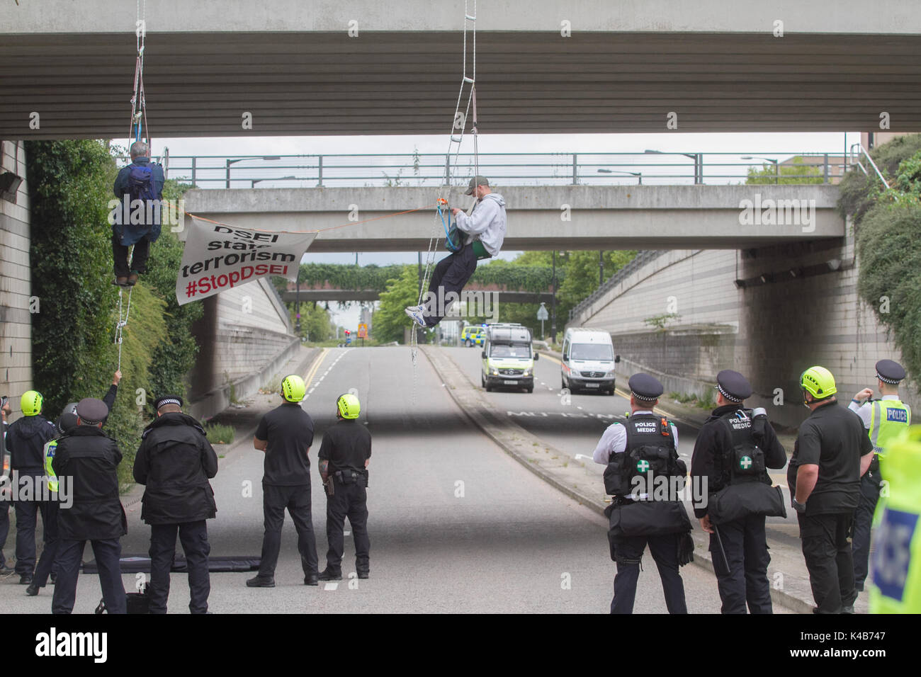 London, Großbritannien. 5. Sep 2017. Frieden Aktivisten selbst für eine Brücke in der Nähe des Excel Centre in East London aussetzen gegen den Waffenhandel zu protestieren vor dem Start der DSEI arme Fair Credit: Amer ghazzal/Alamy leben Nachrichten Stockfoto