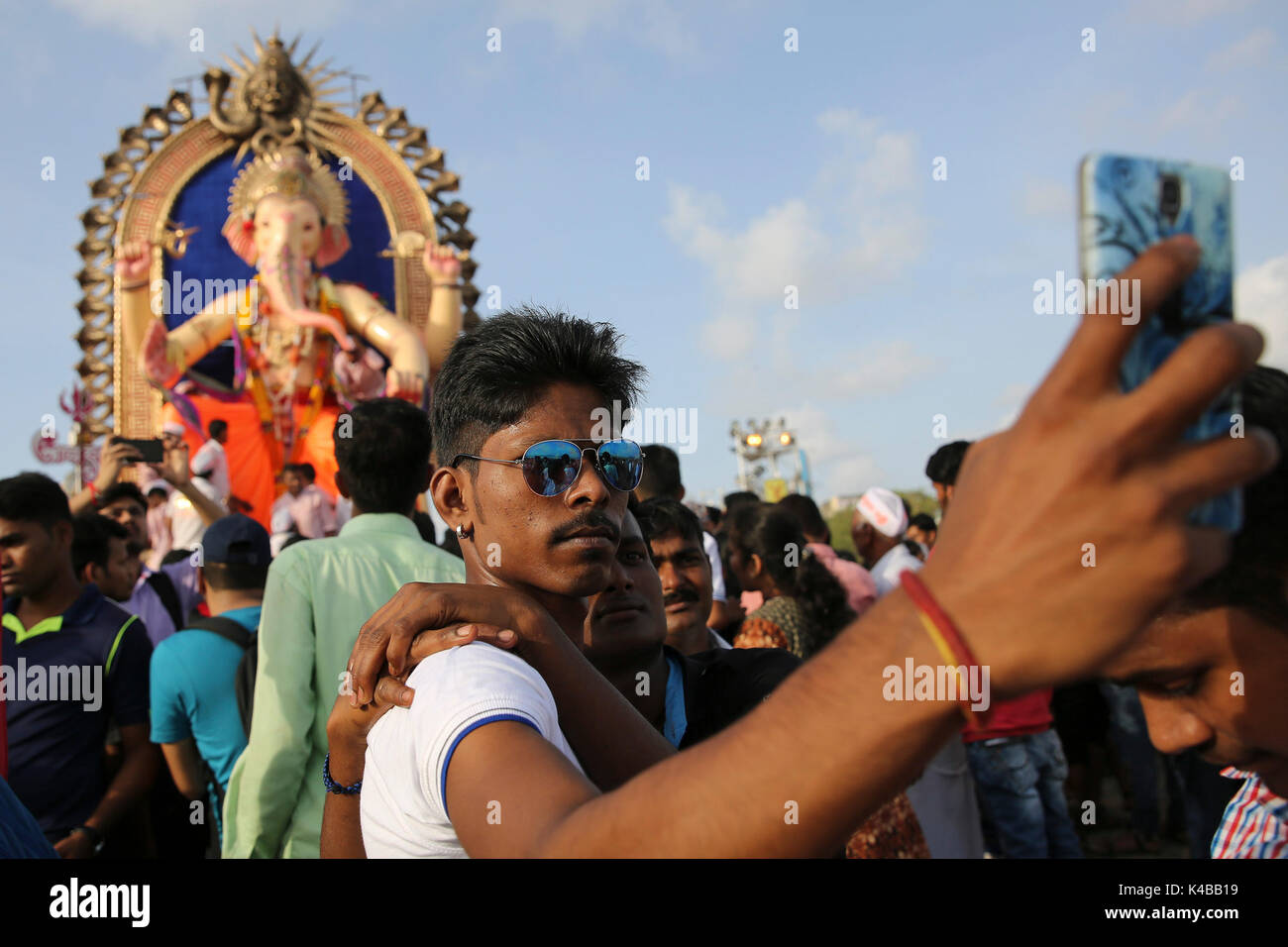 Mumbai, Indien. 05 Sep, 2017. Anhänger tragen Idol des hinduistischen Gottes Ganesha in das Arabische Meer am 10. des Ganesh utsav Festival am 5. September 2017 in Mumbai, Indien. Credit: Chirag Wakaskar/Alamy leben Nachrichten Stockfoto