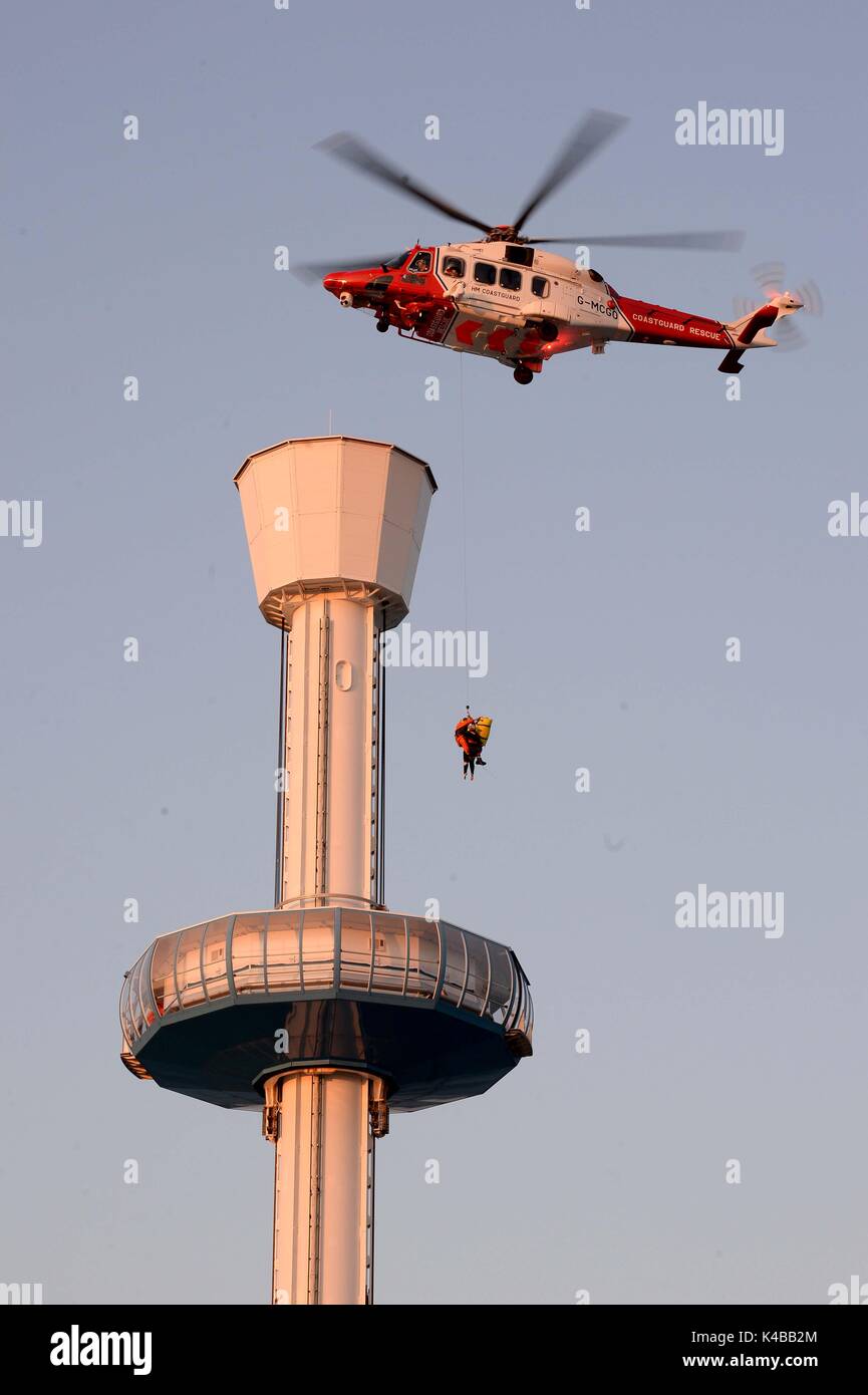Küstenwache Hubschrauber rettet eingeschlossene Menschen vom Skyline Tower in Dorchester, Dorset, Großbritannien, Luftbrücke der Touristen durch die küstenwache Hubschrauber vom Turm, Kredit: Finnbarr Webster/Alamy leben Nachrichten Stockfoto
