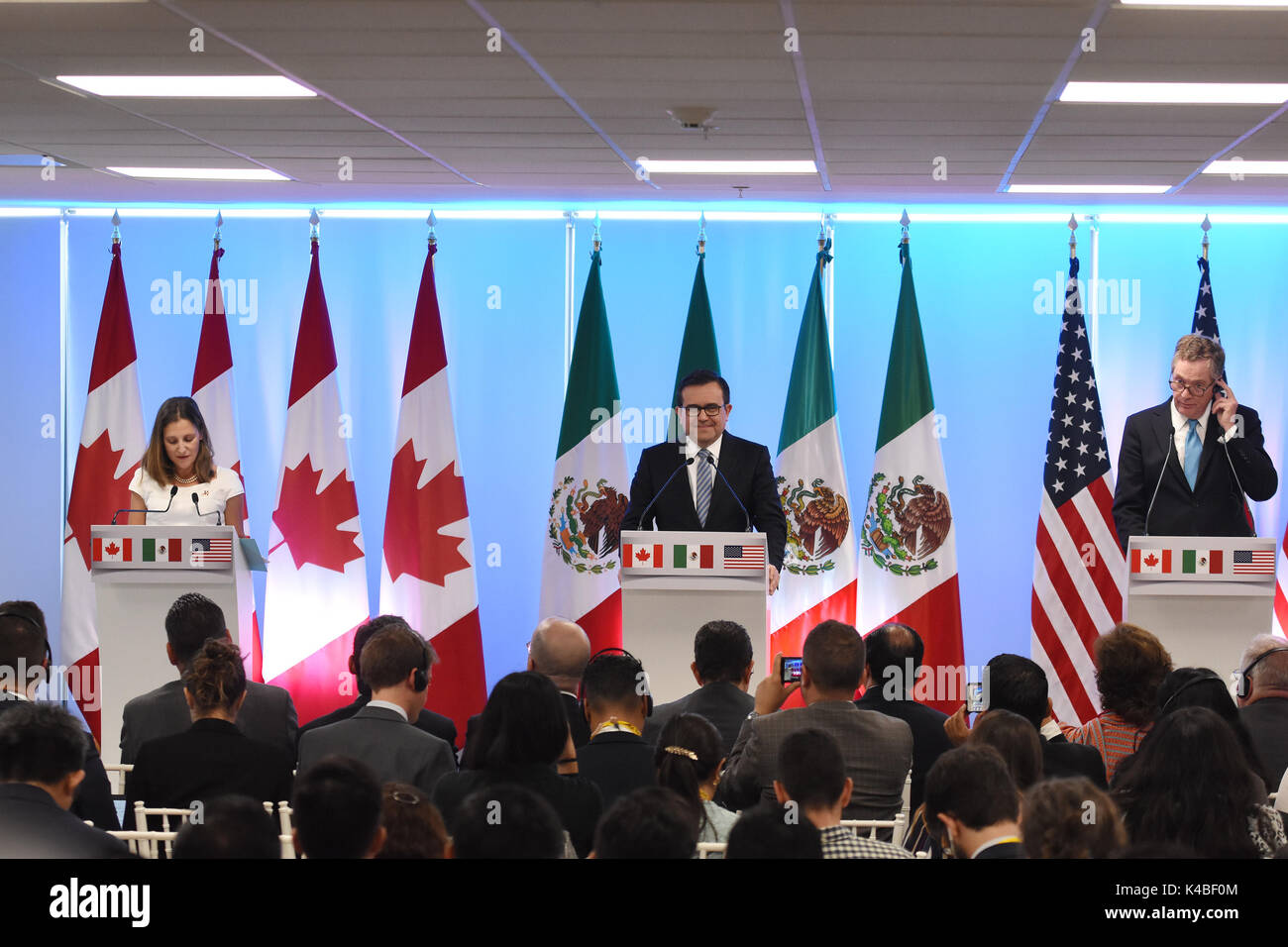 Mexiko City, Mexiko. 05 Sep, 2017. (L - R) Minister für Auswärtige Angelegenheiten von Kanada Chrystia Freeland, der mexikanische Minister für Wirtschaft Ildefonso Guajardo Villarreal und United States Trade Representative Robert Lighthizer spricht während der Pressekonferenz der NAFTA-Verhandlungen. Die NAFTA (North American Free Trade Agreement) ist eine Vereinbarung, die durch die Vereinigten Staaten von Amerika, Kanada und Mexiko unterzeichnet, eine trilaterale Handelsblock zwischen diesen 3 Ländern in Nordamerika zu erstellen. Mexiko City, Mexiko am 05. September 2017. Credit: SOPA Images Limited/Alamy leben Nachrichten Stockfoto