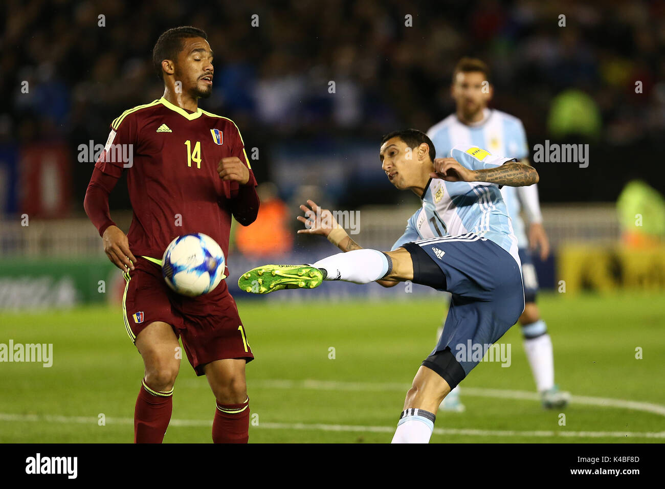 Buenos Aires, Argentinien. 5. September 2017. Angel Di Maria schießt den Ball während der Qualifier Wm Russland 2018 Match zwischen Argentinien und Venezuela. Credit: Canon 2260/Alamy leben Nachrichten Stockfoto