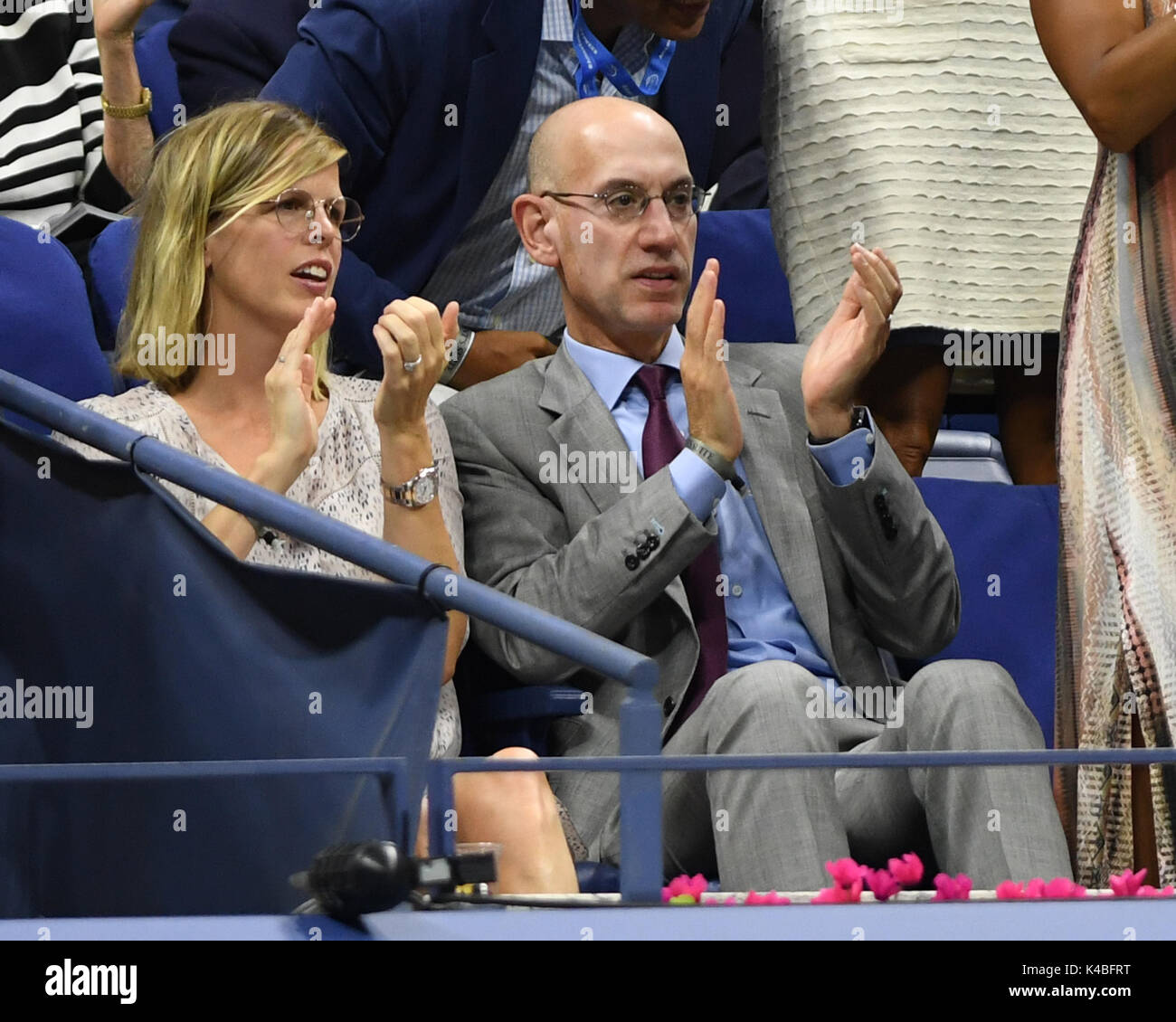 FLUSHING NY - 05. SEPTEMBER: *** KEINE NY TAGESZEITUNGEN *** Vorsitzender der National Basketball Association Adam Silber gesichtet wird, Venus Williams Vs Petra Kvitova auf Arthur Ashe Stadium während der US Open am USTA Billie Jean King National Tennis Center am 5. September 2017 in Flushing Queens. Quelle: MPI04/MediaPunch Stockfoto