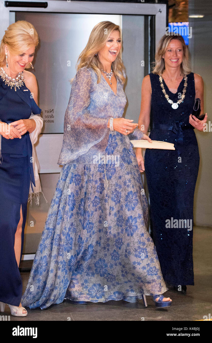 Amsterdam, Niederlande. 05 Sep, 2017. Queen Máxima der Niederlande Blätter im Concertgebouw in Amsterdam, am 5. September 2017, nach dem Besuch der Begünstigten Gala Dinner der Prinzessin Máxima Zentrum für Kinder- Ökologie Foto: Albert Nieboer/Niederlande/Point de Vue, - KEINE LEITUNG SERVICE - Foto: Albert Nieboer/RoyalPress/dpa/Alamy leben Nachrichten Stockfoto