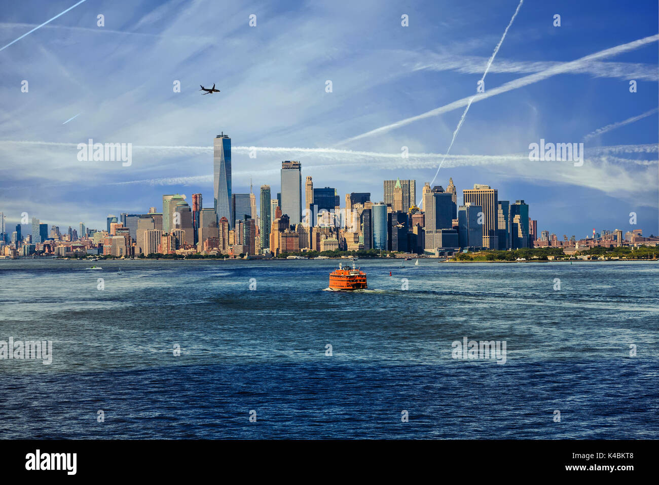 New York City mit Fähren und Flugzeuge vom Hafen Stockfoto