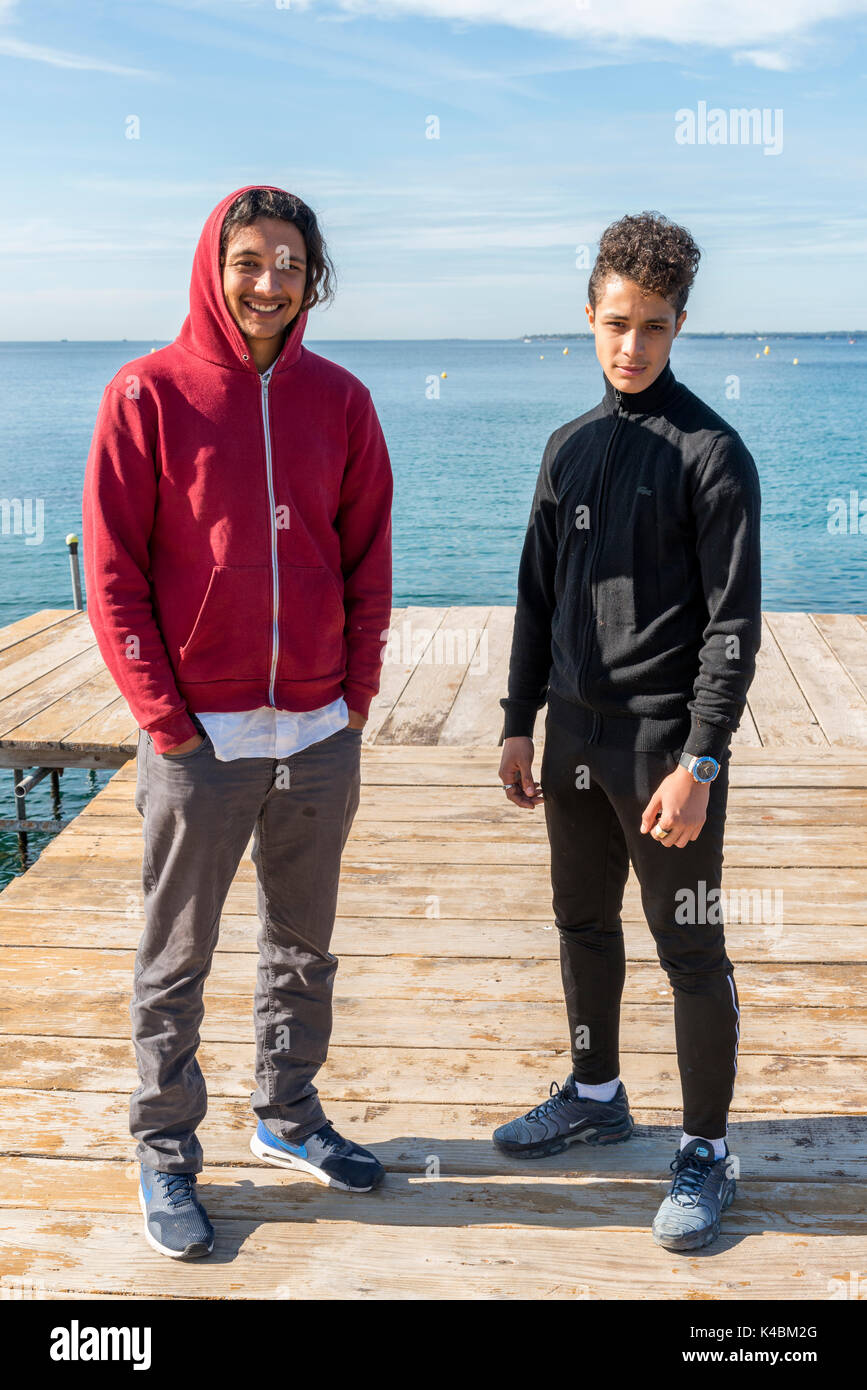 Zwei junge Franzosen algerischer Abstammung posieren für ein Foto in Juan-les-Pins, Cote d'Azur, Frankreich. Frankreich verfügt über umfangreiche MAGHRE Bevölkerung Stockfoto