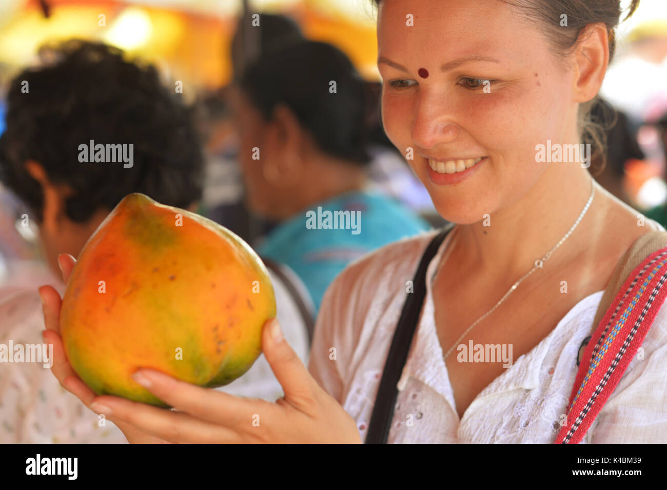 Frau mit exotischen Früchten. Stockfoto