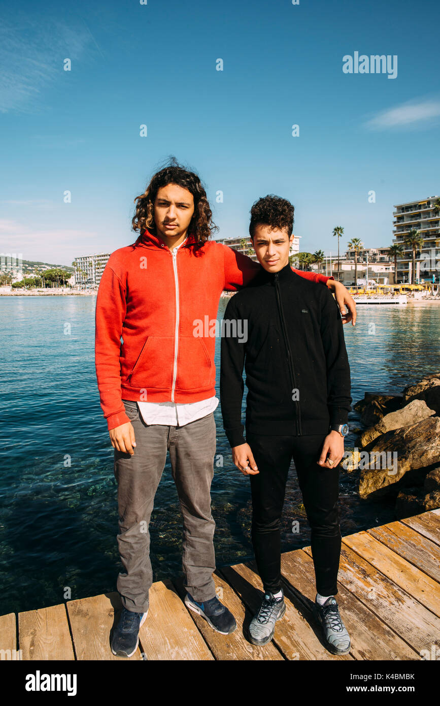 Zwei junge Franzosen algerischer Abstammung posieren für ein Foto in Juan-les-Pins, Cote d'Azur, Frankreich. Frankreich verfügt über umfangreiche MAGHRE Bevölkerung Stockfoto