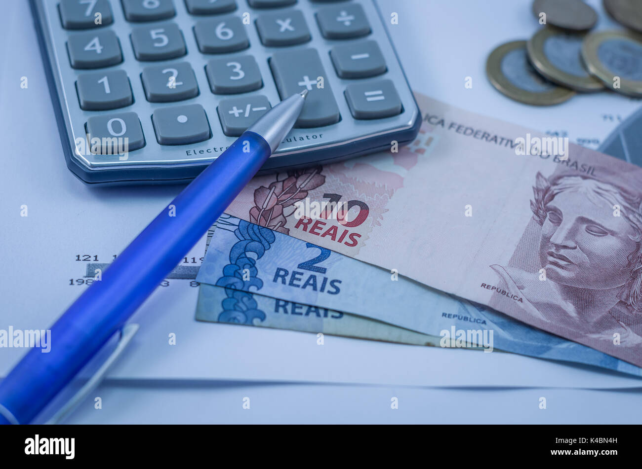 Stift, Grafiken, Rechner, Kreditkarte und Brasilianisches Geld (Real), Finanzkonzept, Hauswirtschaft. Stockfoto