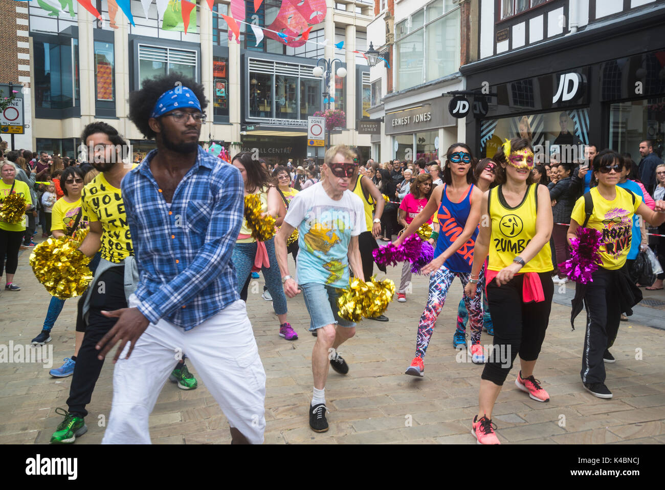 Zumba Tänzer, Karneval, Kingston Kingston upon Thames, Surrey, UK 03/09/2017 Stockfoto